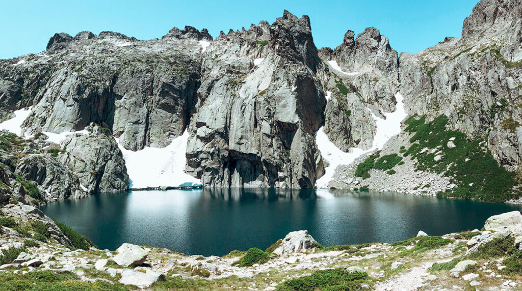 Foto des Lac Melo, der sich im Restonica-Tal in der Nähe des Campingplatzes Campita befindet